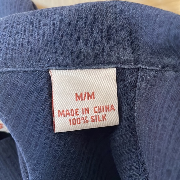 Tommy Bahama short sleeve button up men’s shirts. Size Medium - Picture 6 of 6